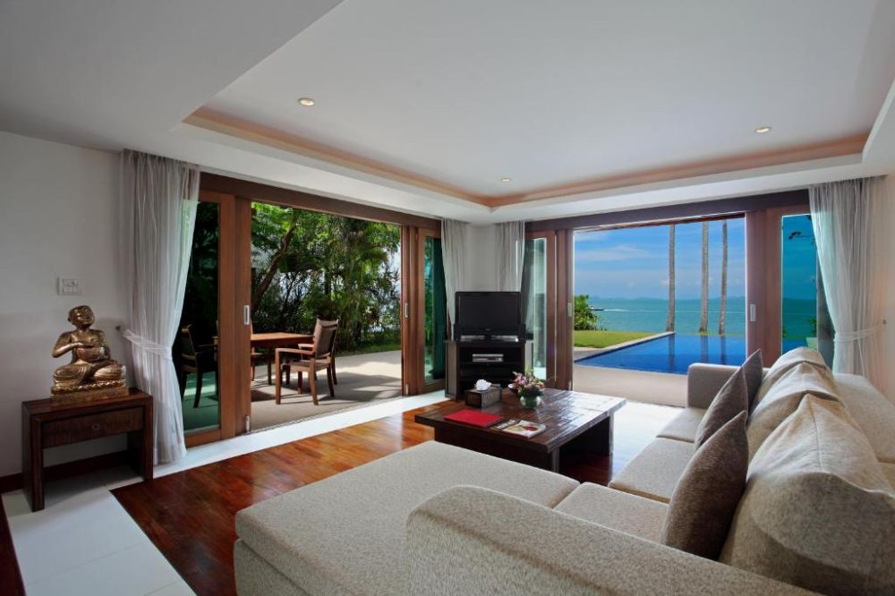 3 BR Grand Beachfront Pool Villa, Barcelo Coconut Island (ex. The Village Coconut Island) 5*