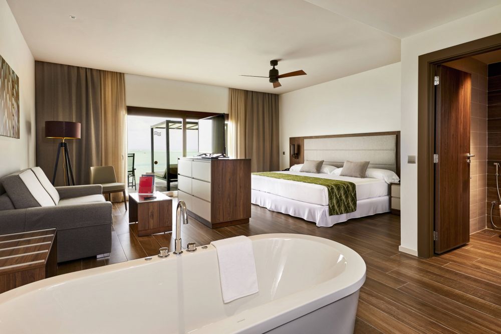 Overwater Junior Suite Superior, RIU Atoll 4*