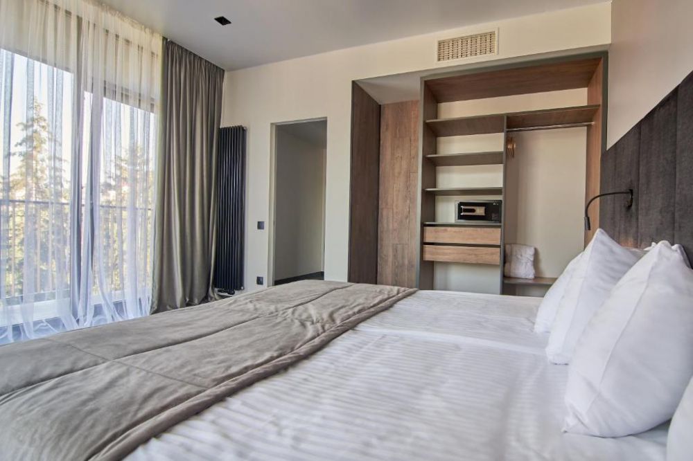 Suite, Fomich Residence 