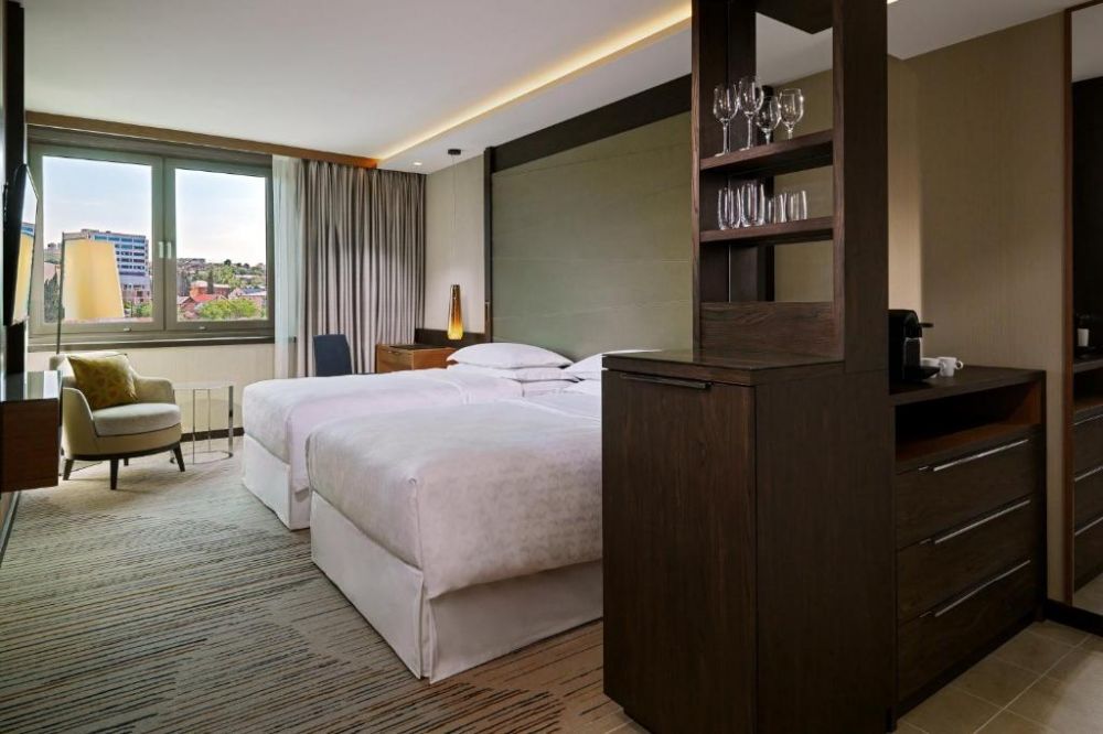 Deluxe, Sheraton Grand Tbilisi Metekhi 5*