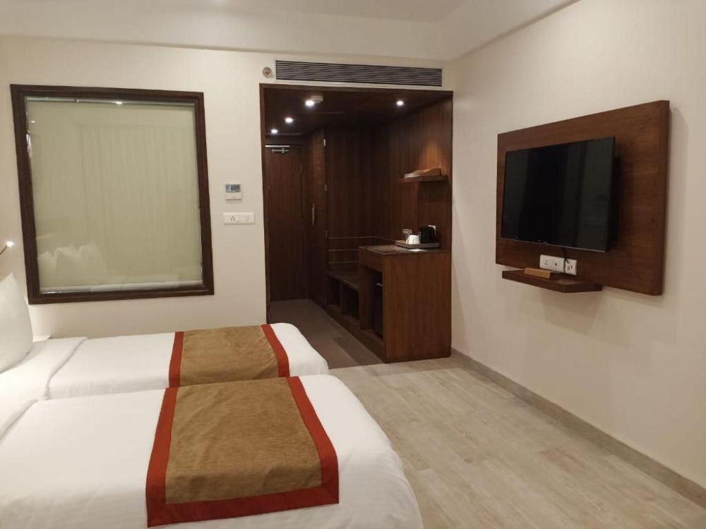 Deluxe AC, Sobit Sarovar Portico 4*