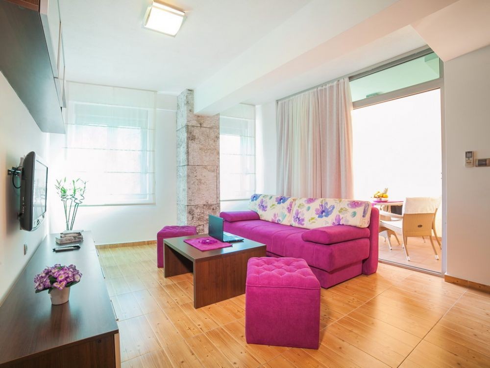 1 Bedroom App With Balcony, Apartments Raymond 