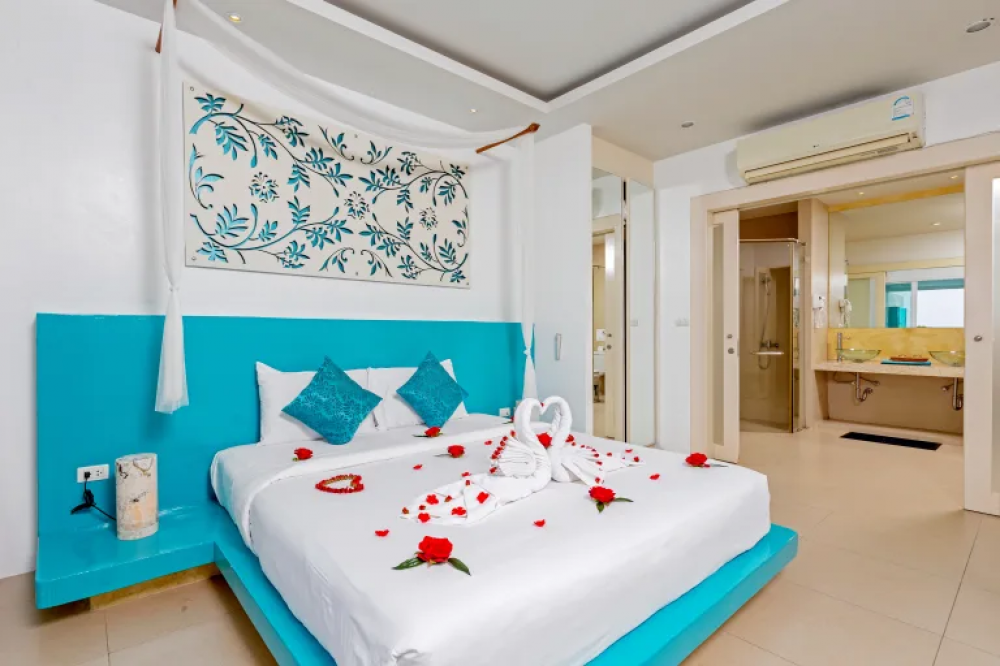 Partial Deluxe Seaview Pool Suite, Amala Grand Bleu Resort 4*