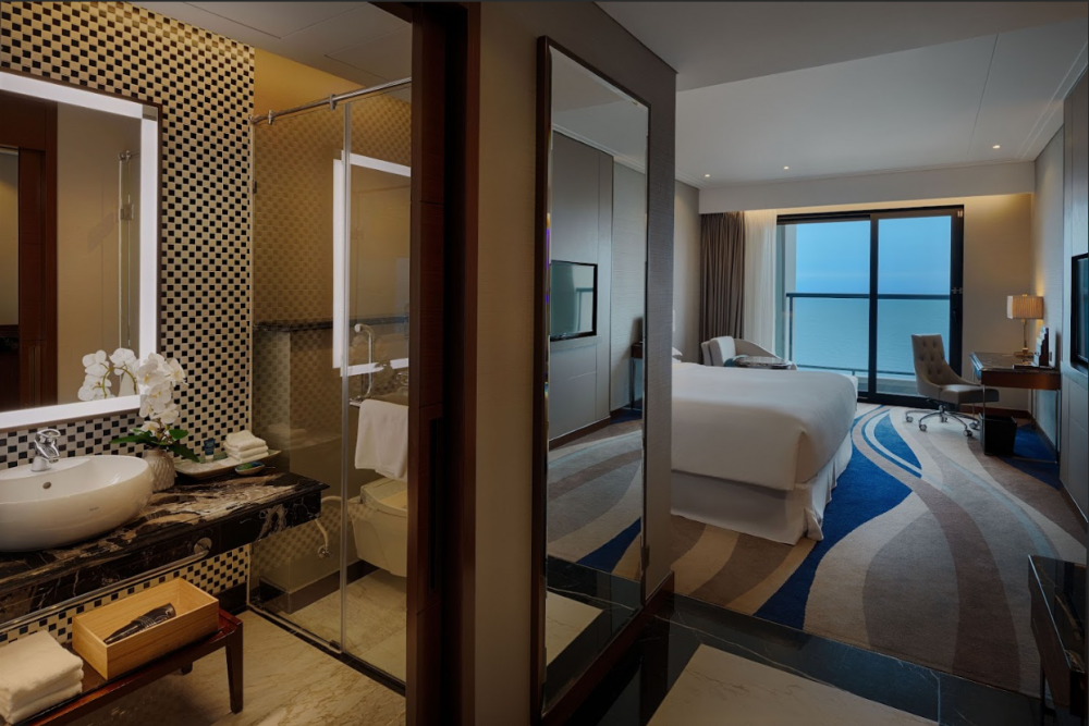 Deluxe/Premium Deluxe King OV, Four Points by Sheraton Danang 5*