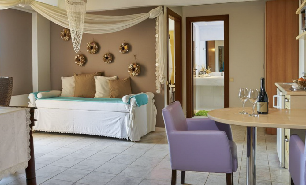 Deluxe Suite, Golden Bay Studios 3*