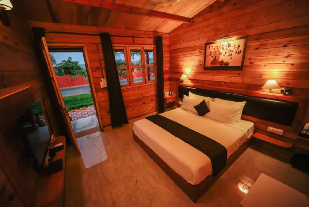 Luxury Wooden Cottage, Grand Vatika Resort 4*