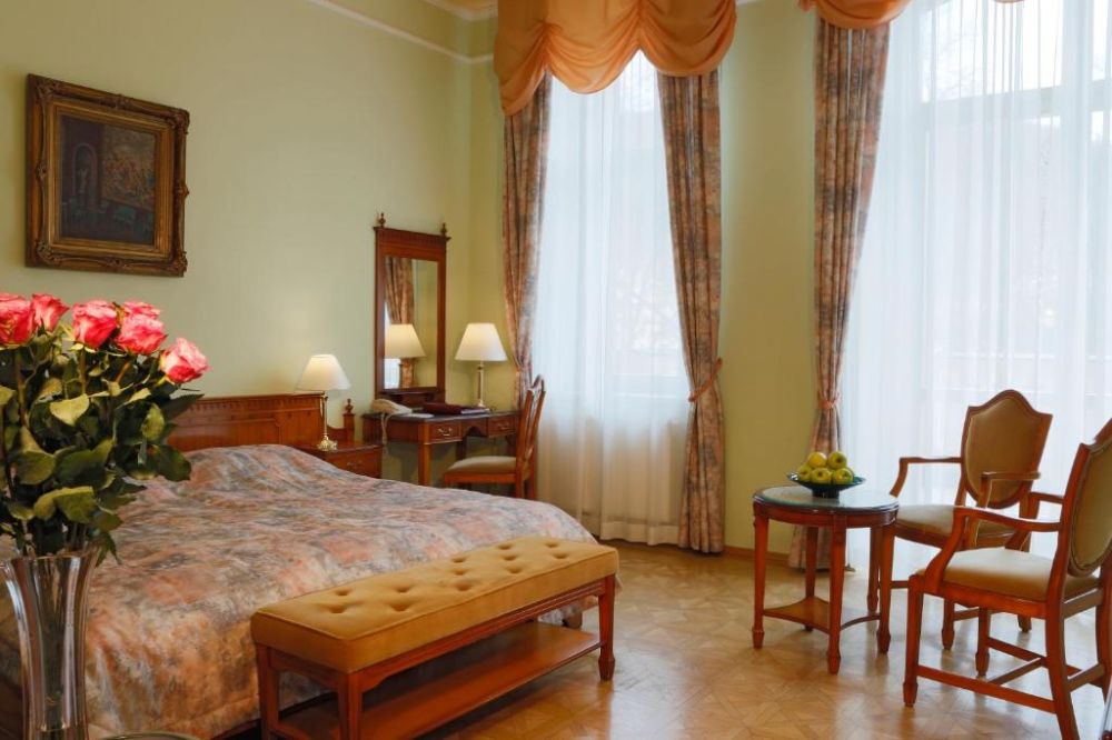 Double Standard, Bristol Kralovska Villa 4*