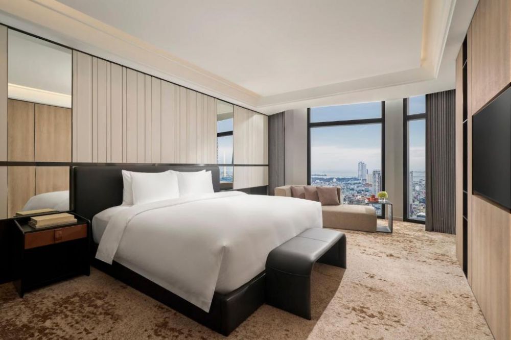 One-Bedroom Suite with River View - Lounge Access, Crowne Plaza Danang City Center 5*