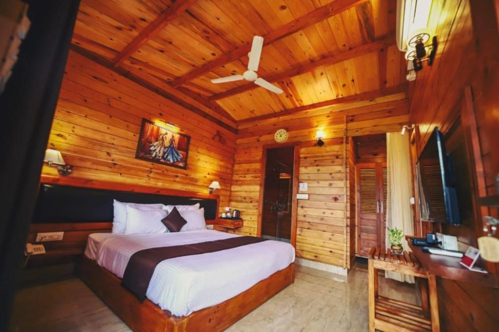 Luxury Wooden Cottage, Grand Vatika Resort 4*