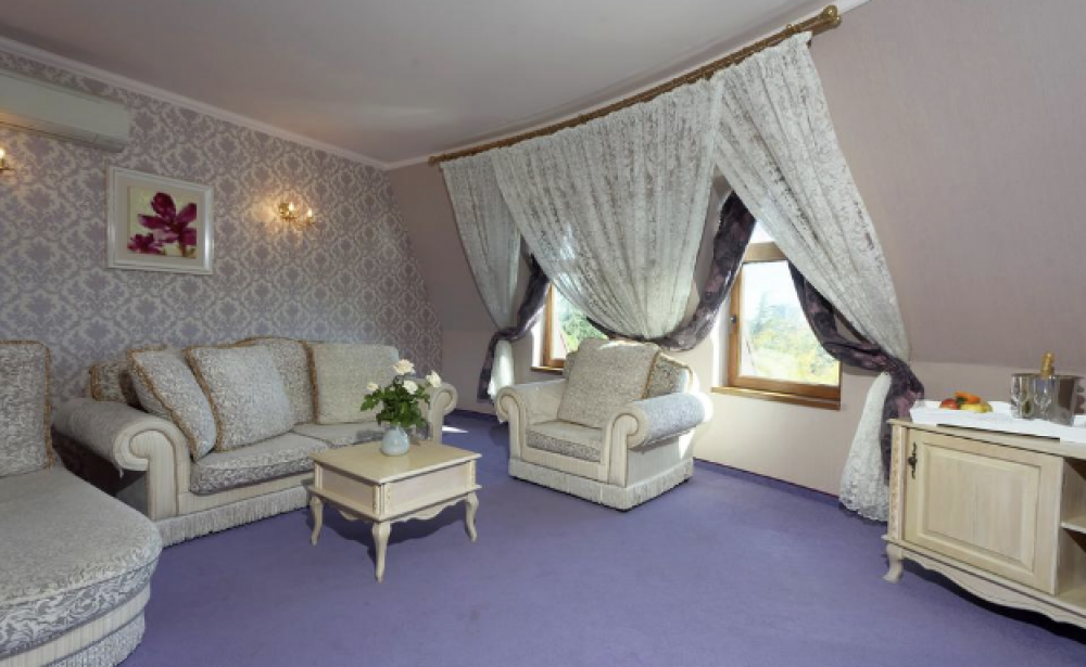 One-Bedroom Apartment, Kristel St. Constantine 4*