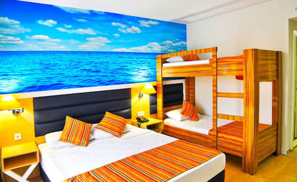 Bunkbed Room, Club Aqua Plaza Hotel 5*