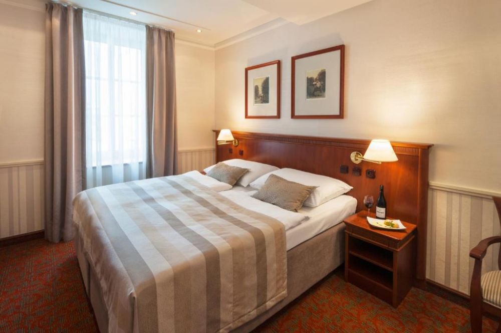 Double Standard, Adria Hotel Prague 4*