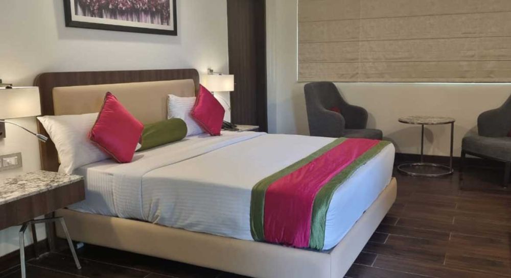 Deluxe AC, Meraden La Oasis 4*