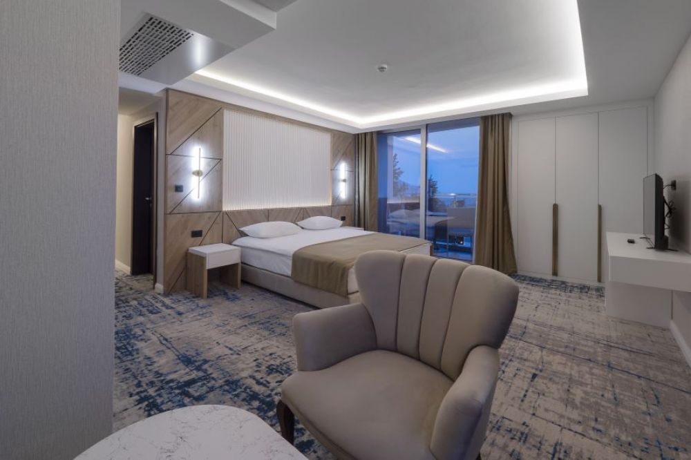 Family Room, Tara 4*