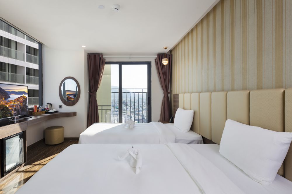 Premier Deluxe City View/Partial SV, V Hotel Nha Trang 4*