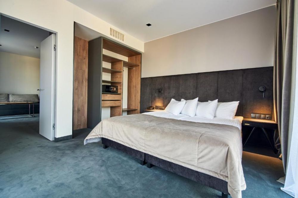 Suite, Fomich Residence 