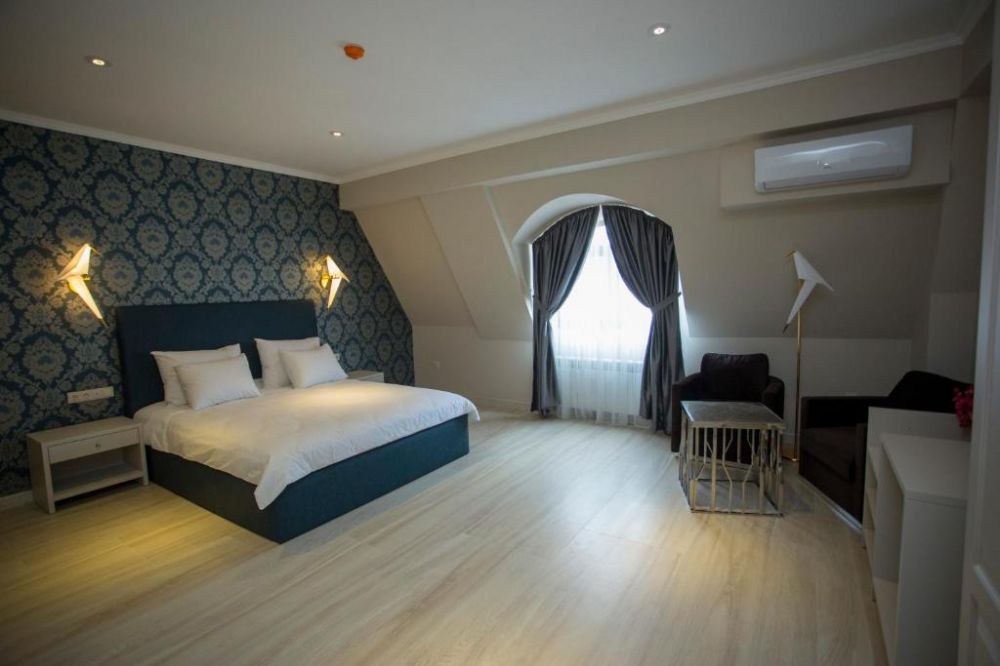 Deluxe, Downtown Batumi 4*