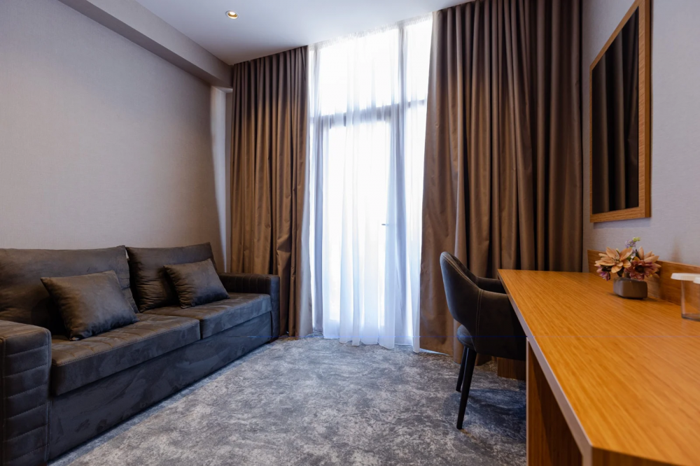 Family Room Back View/City View, Monarch 4*