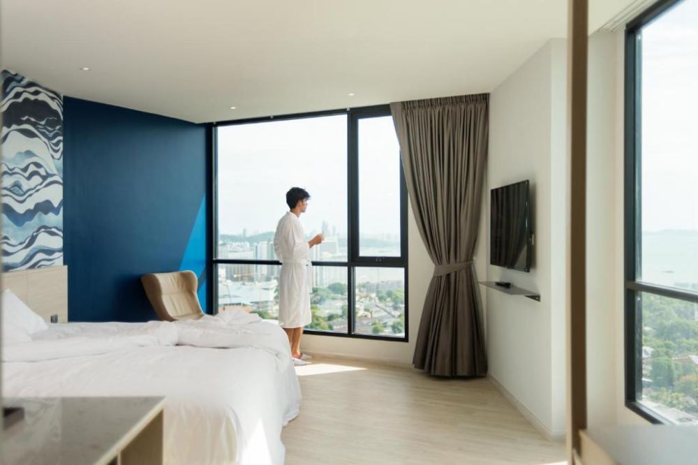 Grand Deluxe Corner Sea View, Brighton Grand Hotel Pattaya 5*