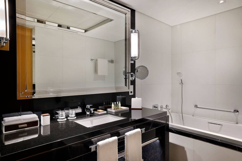 King Corner Room With Balcony, Hilton Dubai the Palm 4*