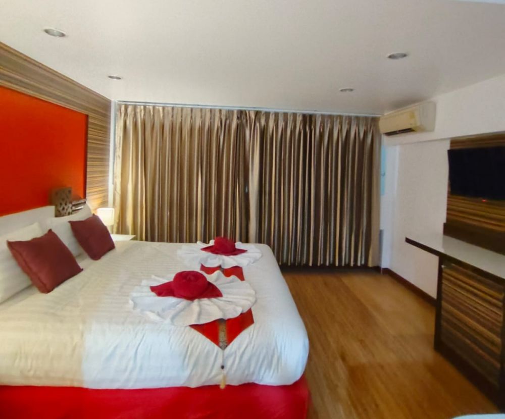 Deluxe Double Room with Balcony Window View, Patong Max Value Hotel 3*