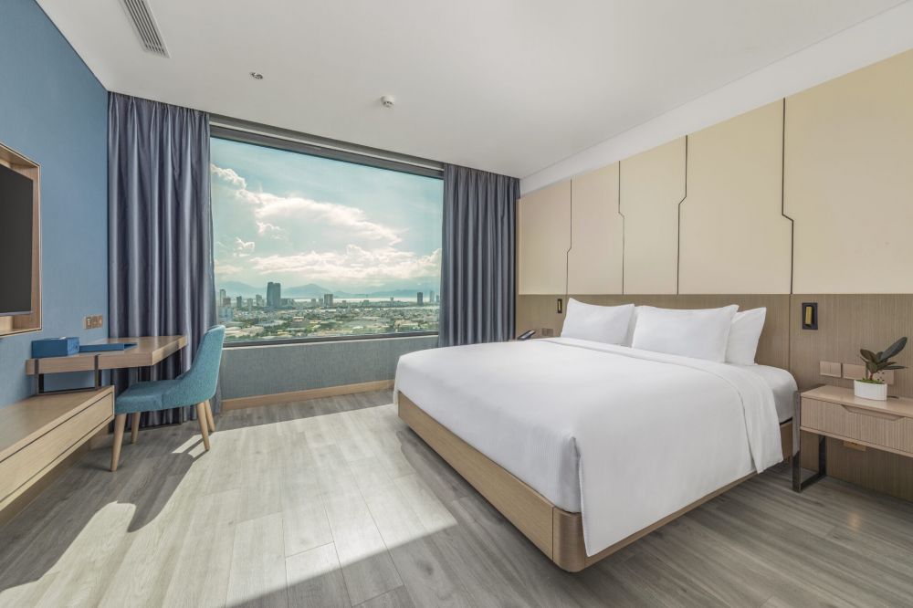 Deluxe Double Partial Sea View & City View, Awaken Danang 5*