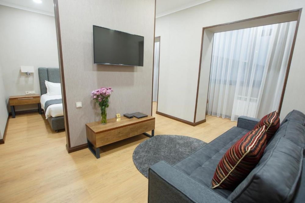 Suite, Krokus Plaza 3*