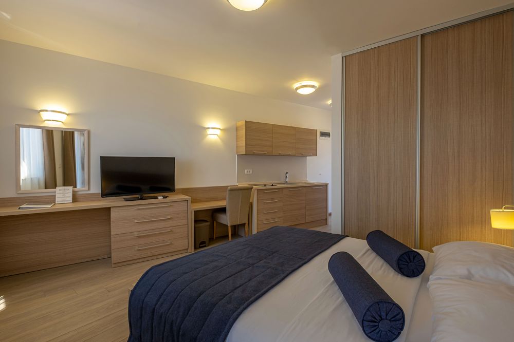 Family Studio, Poseidon 3*