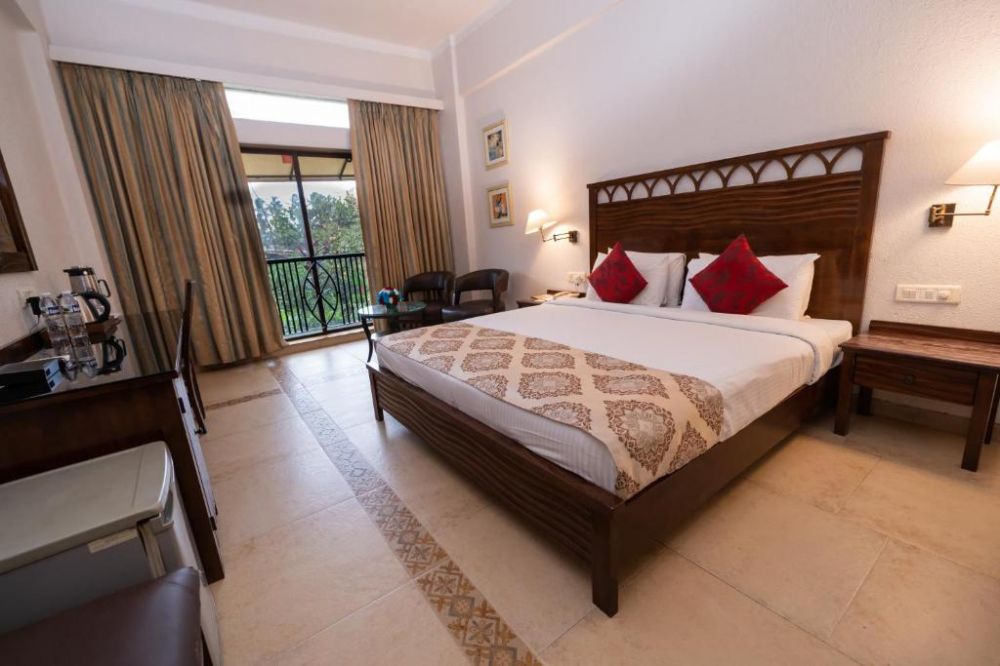 Deluxe AC, Neelams The Grand 4*