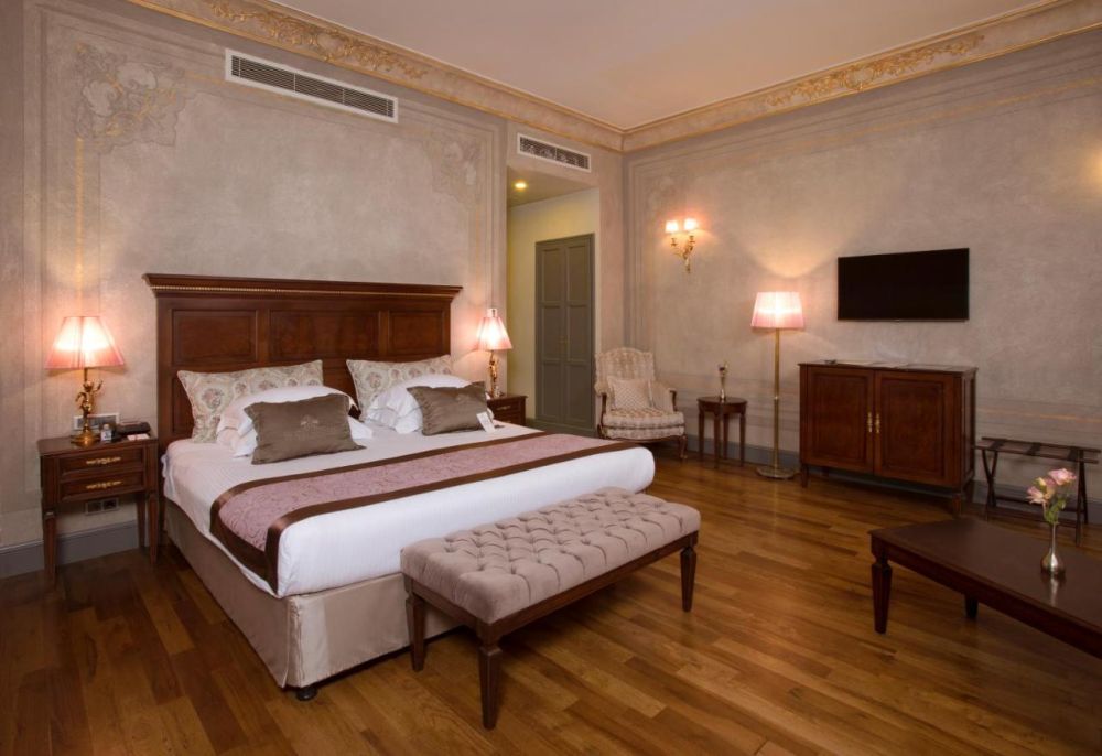 Corner suite room, Palazzo Donizetti Hotel 4*