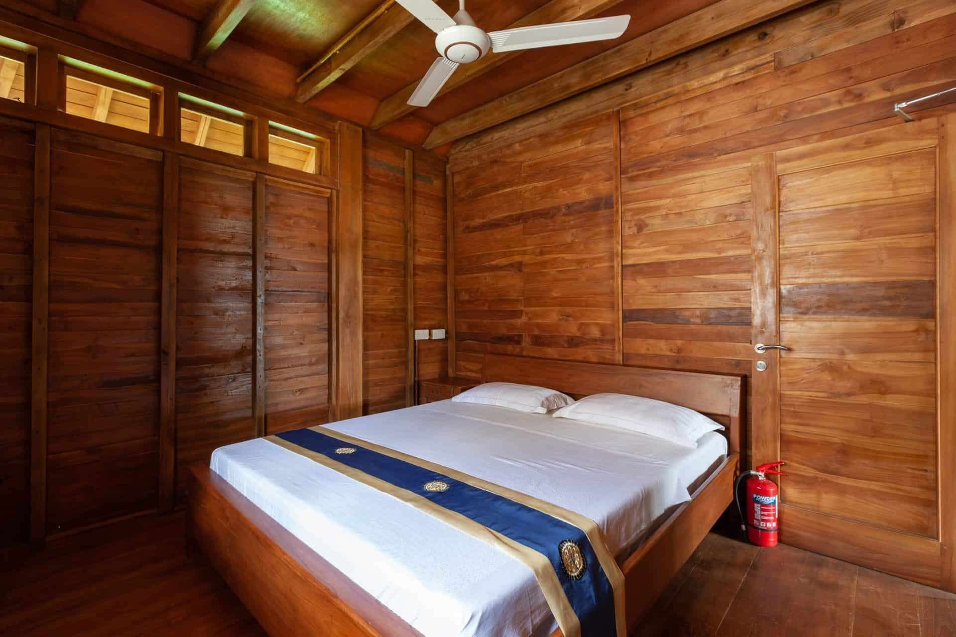 Wooden Chalet, Hide Away Holiday Apartments 