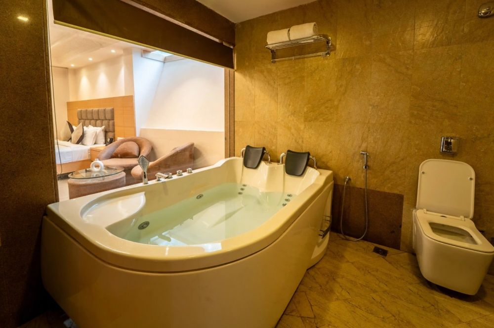 Luxury Couple with jacuzzi bathtub, Grandeur De Sanchi 4*