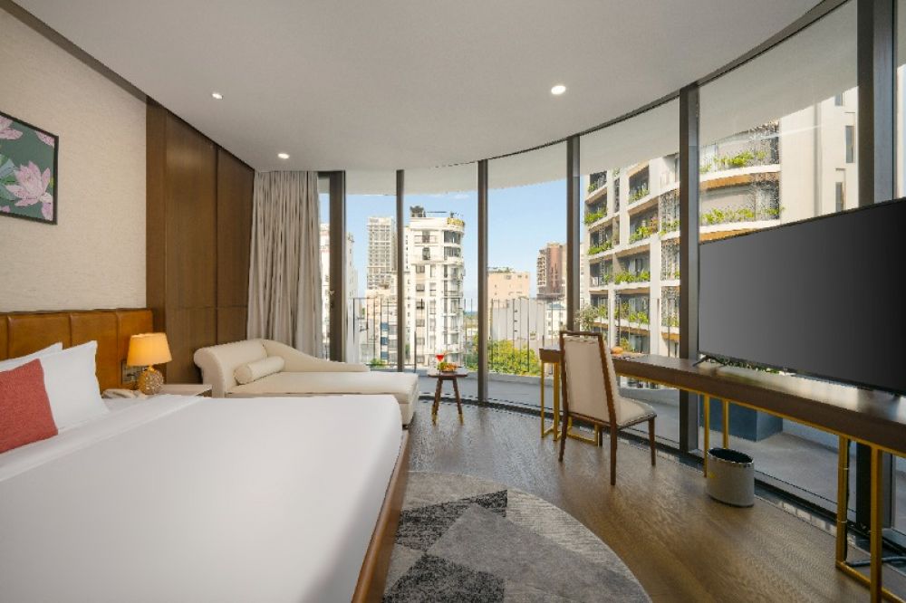 Suite with Bathtub & Balcony, Golden Lotus Grand Hotel 4*