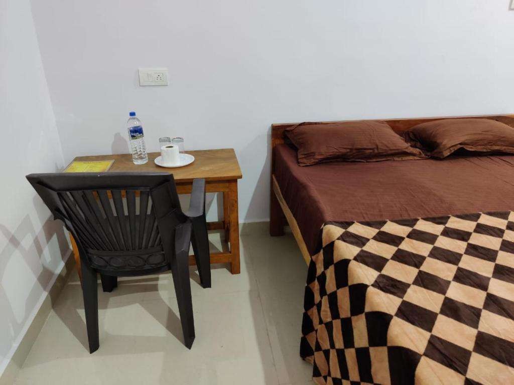 Deluxe Non AC, Prakash Holiday Inn (ex. Rishi House) 