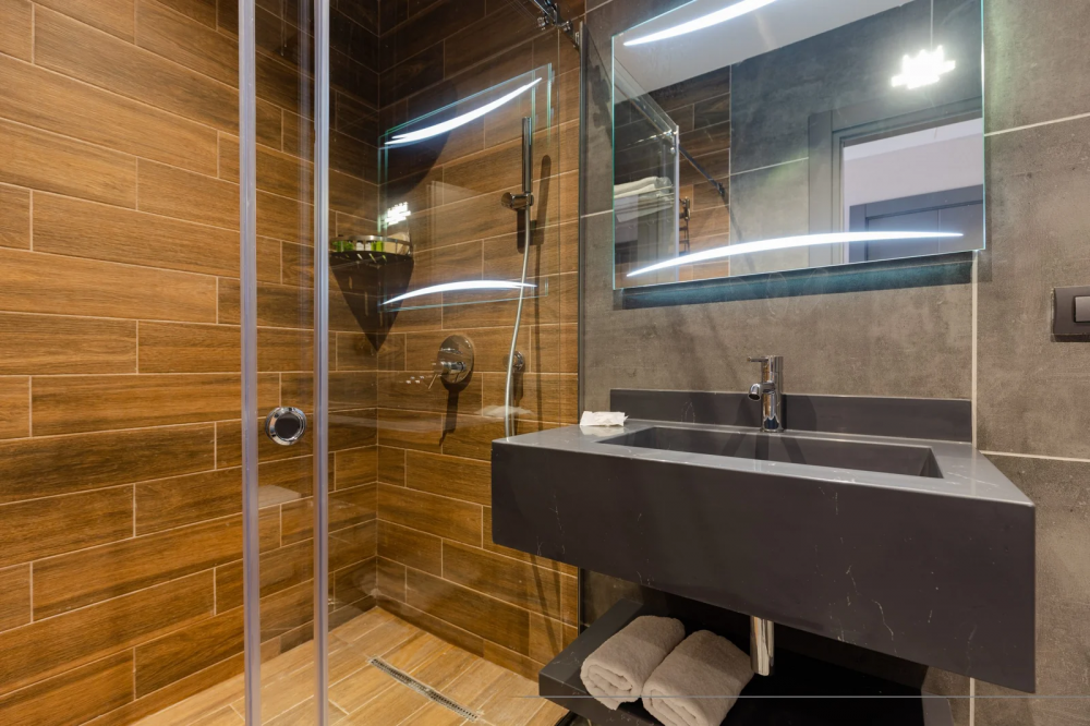 Family Room Back View/City View, Monarch 4*