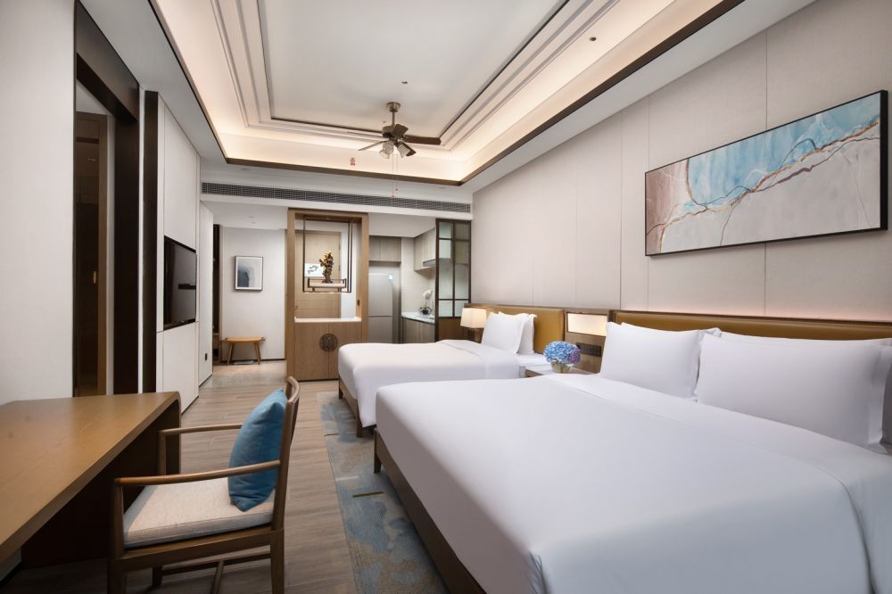 1 King 1 Queen 1 Bdrm STE Mountain View, Holiday Inn & Suites Sanya Yalongbay 5*
