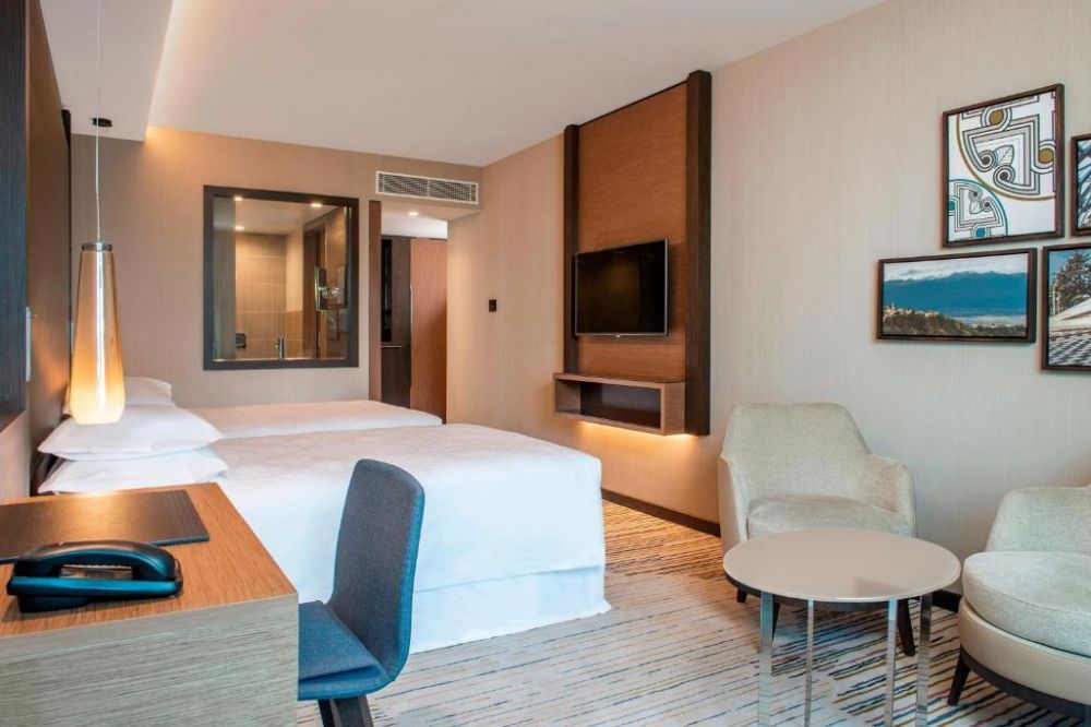 Deluxe, Sheraton Grand Tbilisi Metekhi 5*