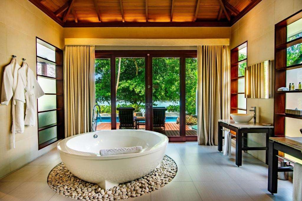 King Deluxe Beachfront Pool Villa, Hilton Seychelles Labriz Resort & Spa 5*