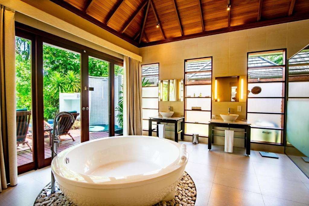 King Deluxe Beachfront Pool Villa, Hilton Seychelles Labriz Resort & Spa 5*