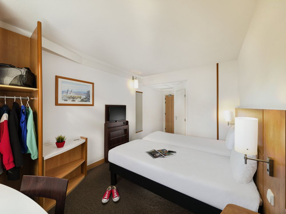 Double Standard, Ibis Praha Mala Strana 3*