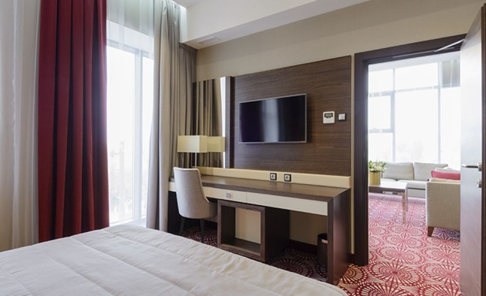 Executive Suite, Senator 5*