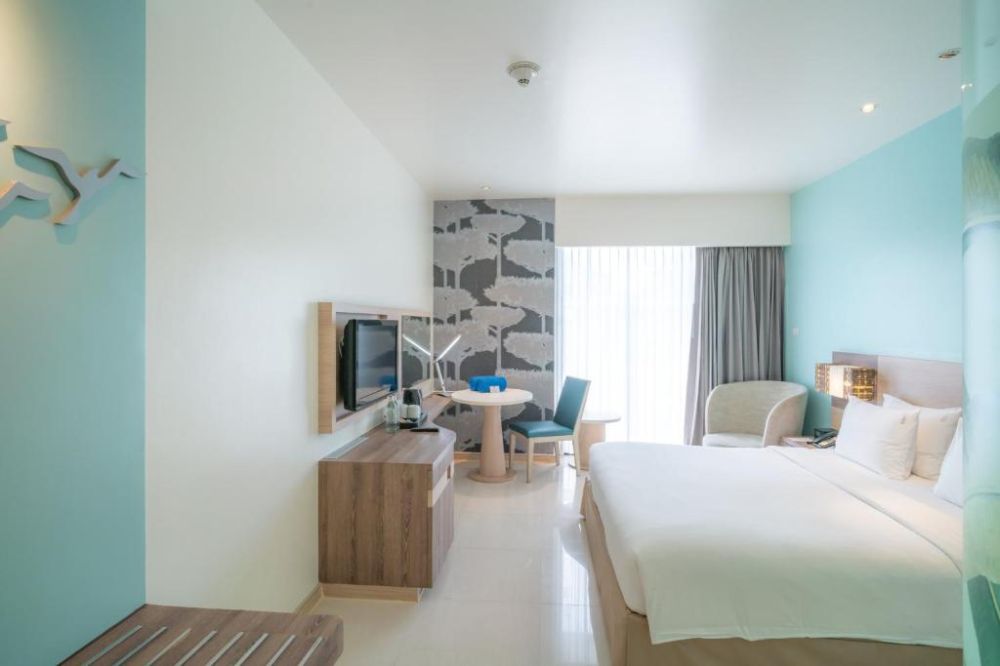 Standard, Holiday Inn Express Patong Beach Central 3*