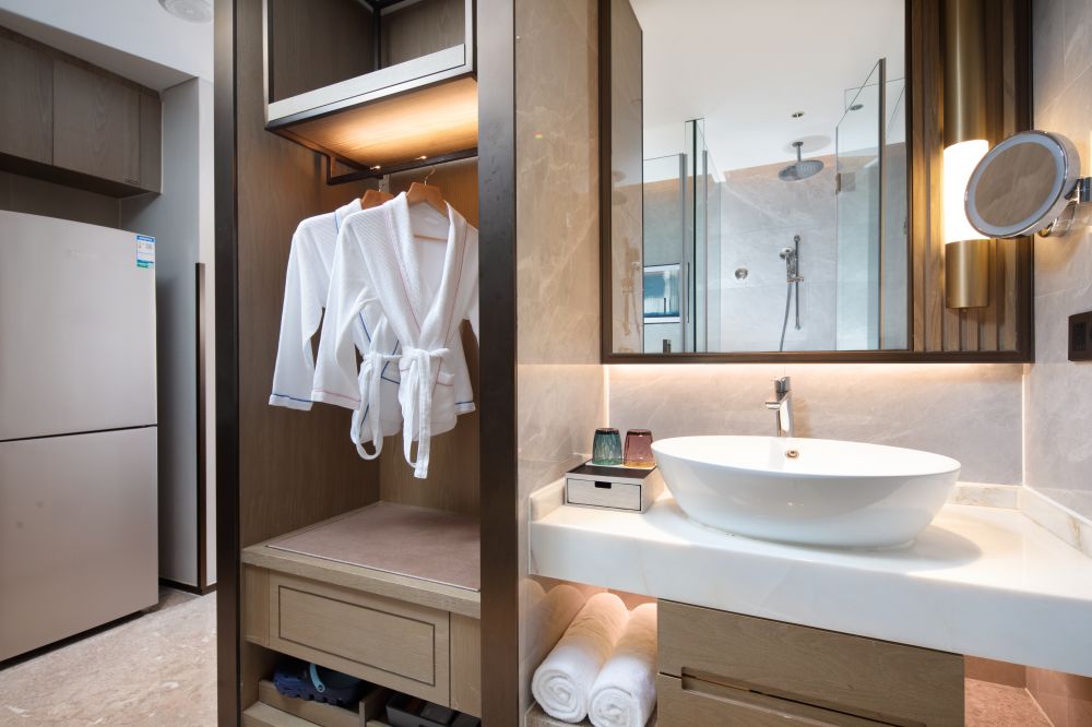 1 King 2 Twin 2 Bdrm STE Ocean View, Holiday Inn & Suites Sanya Yalongbay 5*