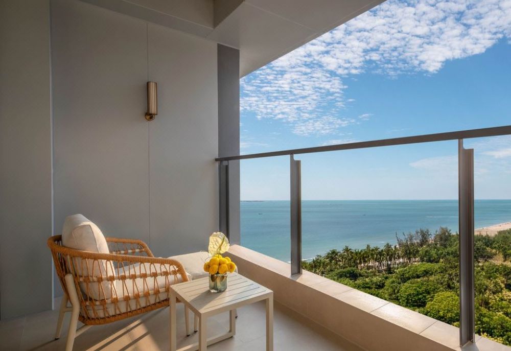 1 King Standard Ocean View with Balcony, Voco Sanya Bay 5*