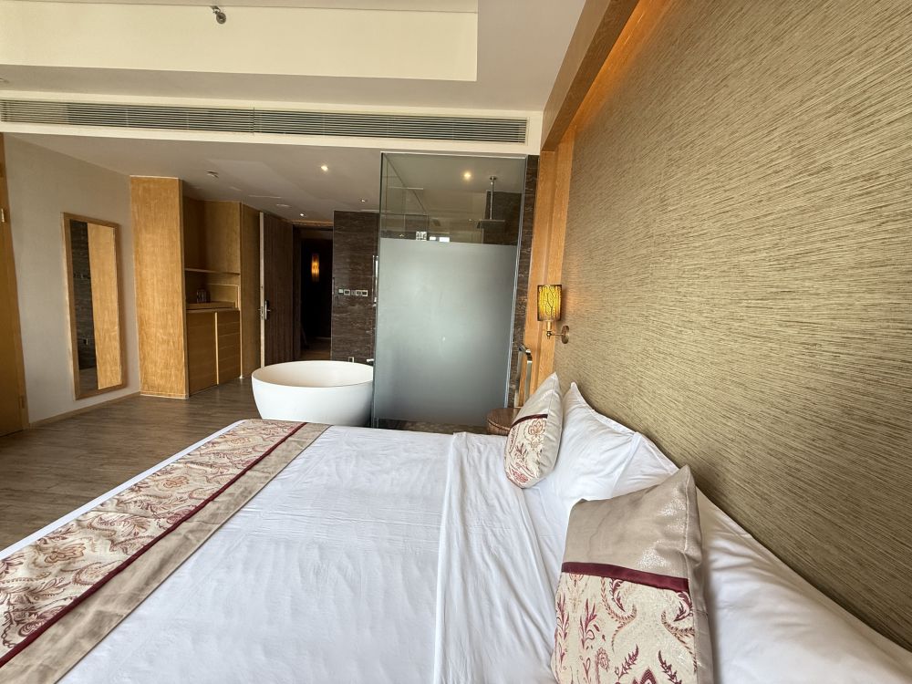 King Superior Room, Mangrove Tree Resort World Sanya Bay 5*