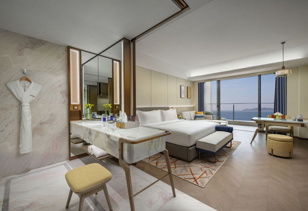 1 King Standard Oceanfront with Balcony, Voco Sanya Bay 5*