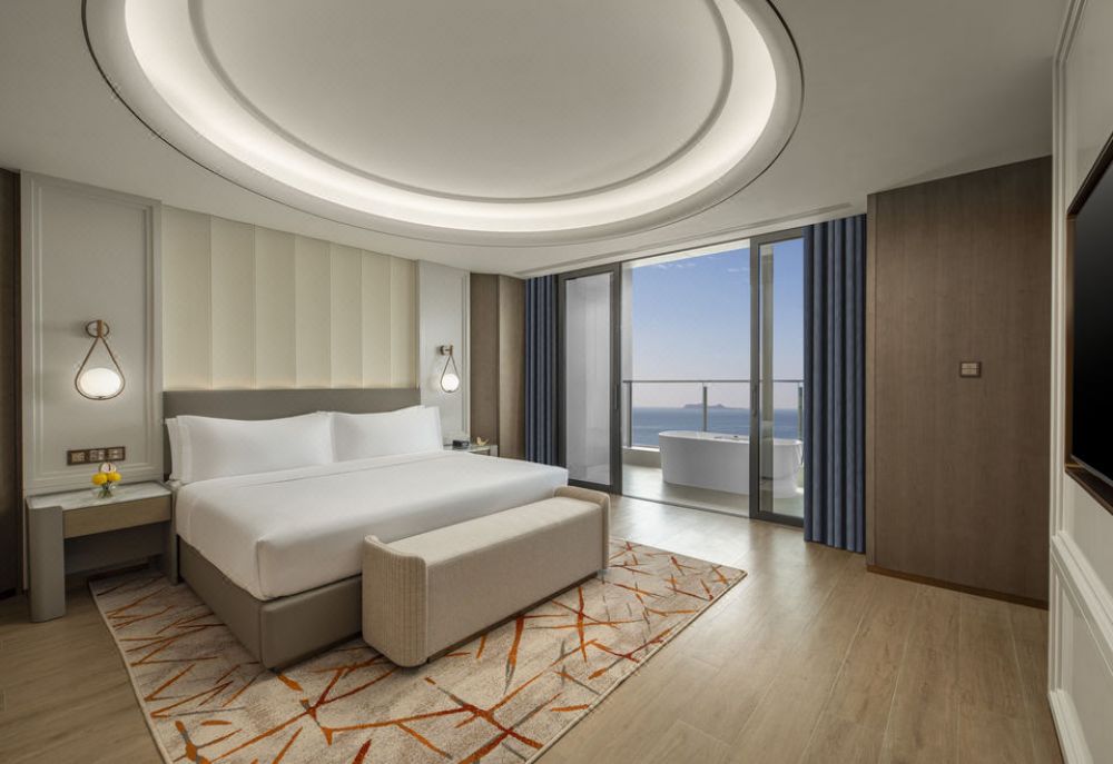 1 Bedroom Suite Oceanfront with Outdoor Bathtub, Voco Sanya Bay 5*
