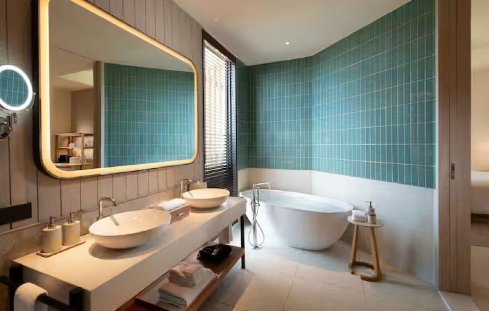 King Guest Room with Balcony, Hilton Burau Bay Langkawi 5*