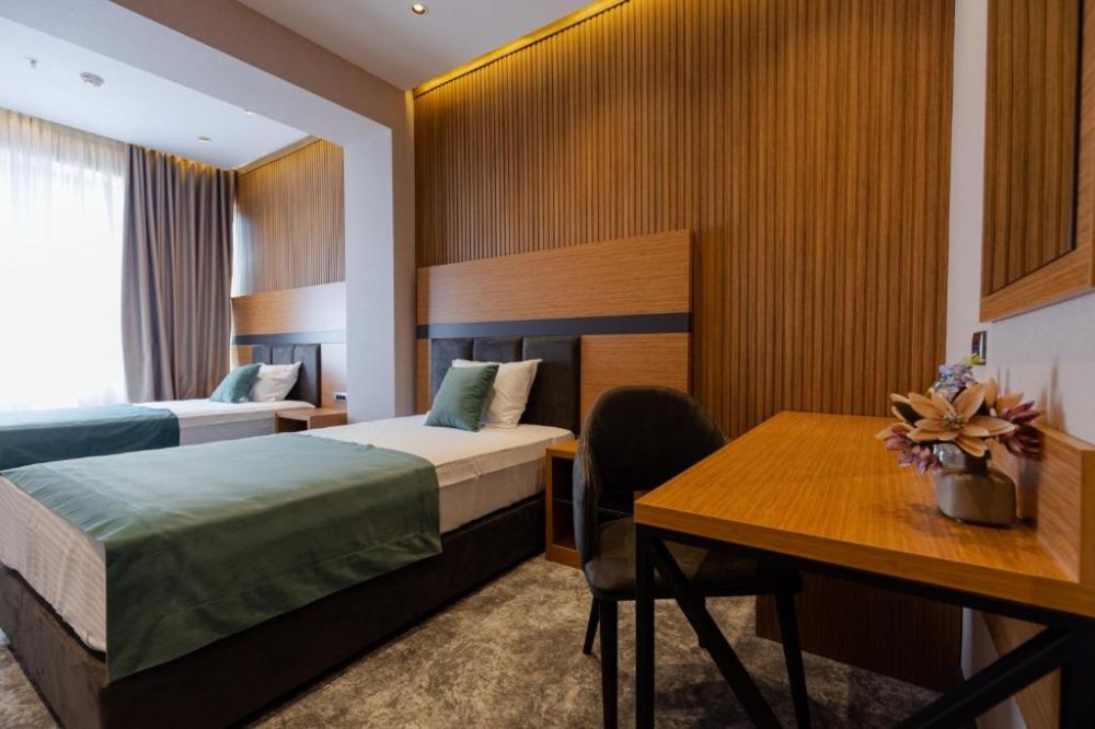 Standard Twin(City View/Back View), Monarch 4*